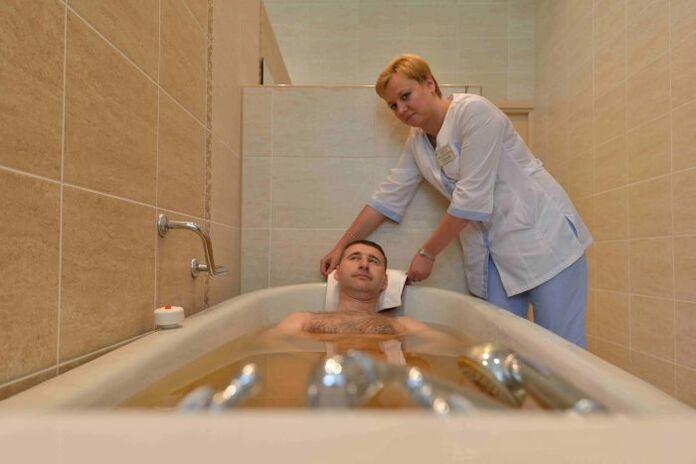 takes a coniferous bath to treat a man's prostatitis