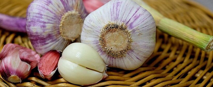 Garlic complements the complex treatment of prostatitis